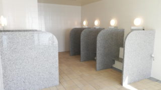 名護のホテル浴場シャワー隔て板設置施工事例