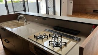 御影石“インド黒”で高級感あふれる『火の神』・キッチンカウンター施工事例