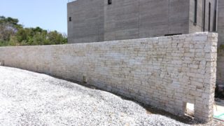 今帰仁村宿泊施設外部ヒンプンに琉球石灰岩割肌乱層張り施工