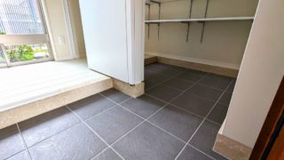 大理石の玄関框とタイル工事