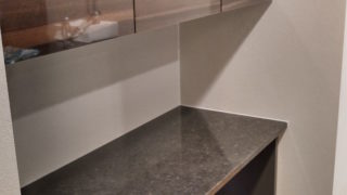 黒御影石『アンゴラブラック』でゴージャス感を演出したオーダー食器棚