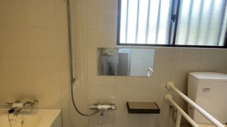 戸建住宅バストイレ、壁・床300角磁器質タイル施工事例