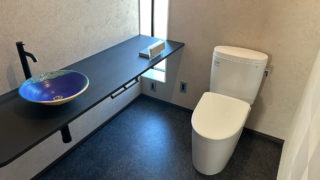 サンドブラスト加工で仕上げた御影石手洗いカウンター｜沖縄県うるま市 新築住宅施工事例