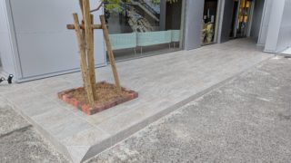 店舗外部ポーチ床タイル工事｜沖縄県うるま市