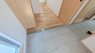 玄関框にベージュ系御影石G682｜沖縄県西原町