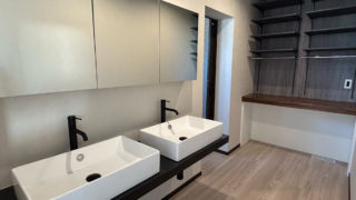 黒御影の造作洗面カウンター｜沖縄県うるま市