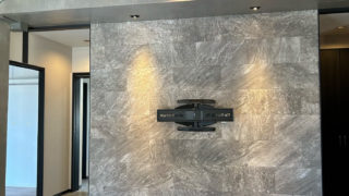 テレビ背面にエコカラット施工｜空間がぐっと高級感のある雰囲気に✨｜沖縄県うるま市